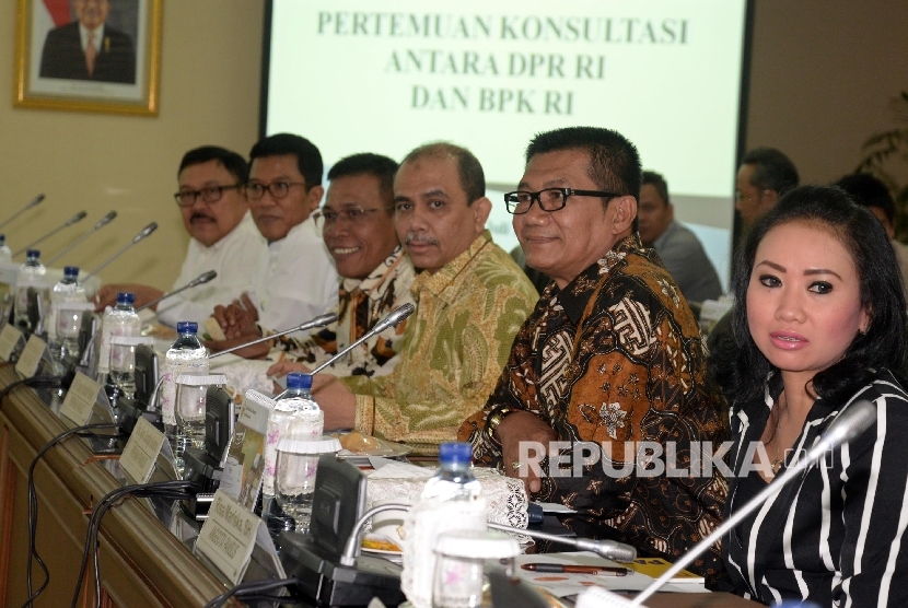 Ketua Pansus Angket KPK Agun Gunanjar Sudarsa (kedua kanan), bersama anggota Pansus lainnya.