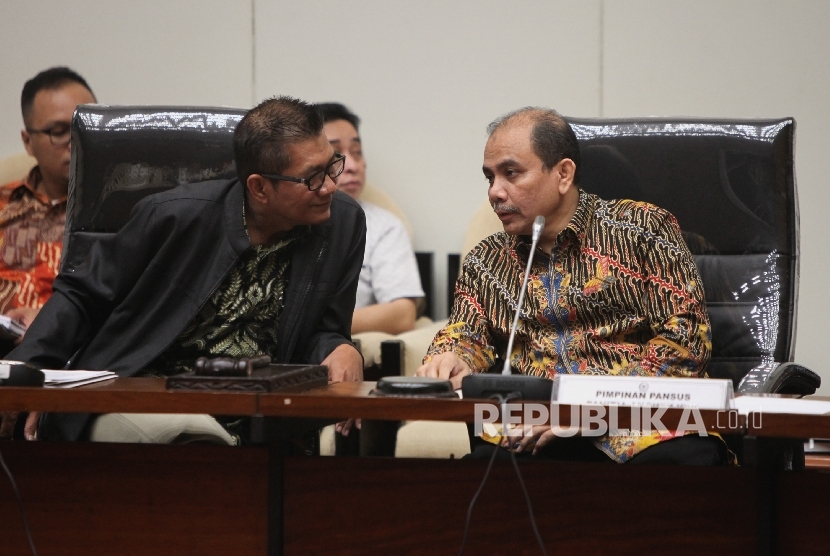 Ketua Pansus Hak Angket KPK Agun Gunandjar (kiri) berbincang bersama Wakil Ketua Pansus Angket KPK, Dossy Iskandar (kanan) disela rapat panitia khusus angket KPK di Kompleks Parlemen,Jakarta, Senin (19/6). 