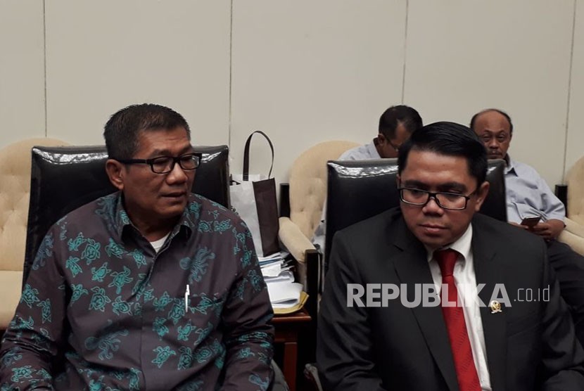 Ketua Pansus Hak Angket KPK, Agun Gunandjar (Kiri) bersama Anggota Pansus Hak Angket KPK Fraksi PDIP, Arteria Dahlan di Ruang Rapat KK 1 Komplek Parlemen Senayan, Kamis (26/10).