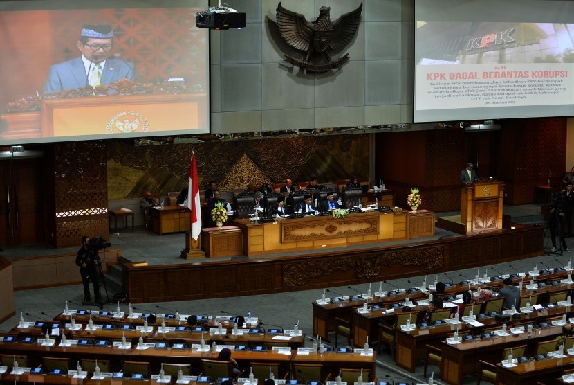 Ketua Pansus Hak Angket KPK Agun Gunandjar Sudarsa (kanan) menyampaikan laporan pada Rapat Paripurna DPR di Kompleks Parlemen, Senayan, Jakarta, Selasa (26/9). 