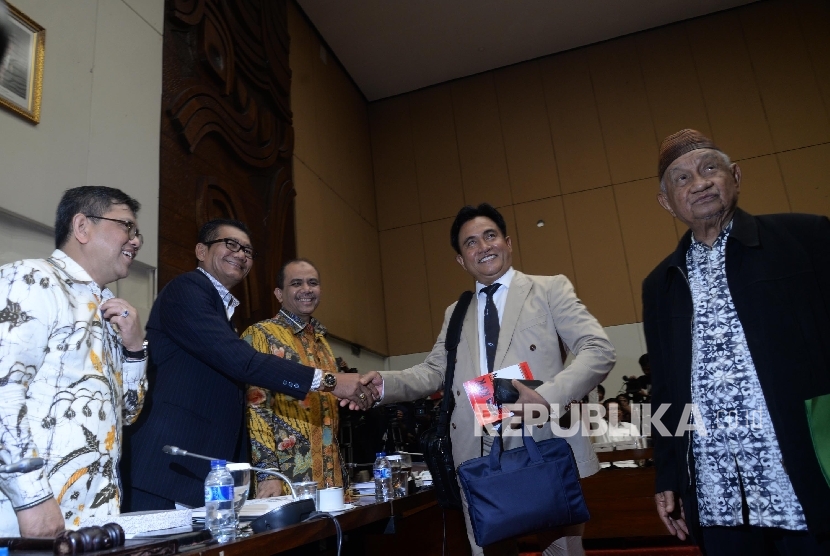 Ketua Pansus Hak Angket KPK Agun Gunandjar Sudarsa (kedua kiri), Wakil Ketua Pansus Hak Angket KPK Taufiqulhadi (kiri), dan Dossy Iskandar (ketiga kiri) berjabat tangan dengan dua Pakar Hukum Tata Negara Yusril Ihza Mahendra (kedua kanan), dan Zain Badjeber (kanan) sebelum Rapat Dengar Pendapat Umum (RDPU) di Kompleks Parlemen, Senayan, Jakarta, Senin (10/7). 