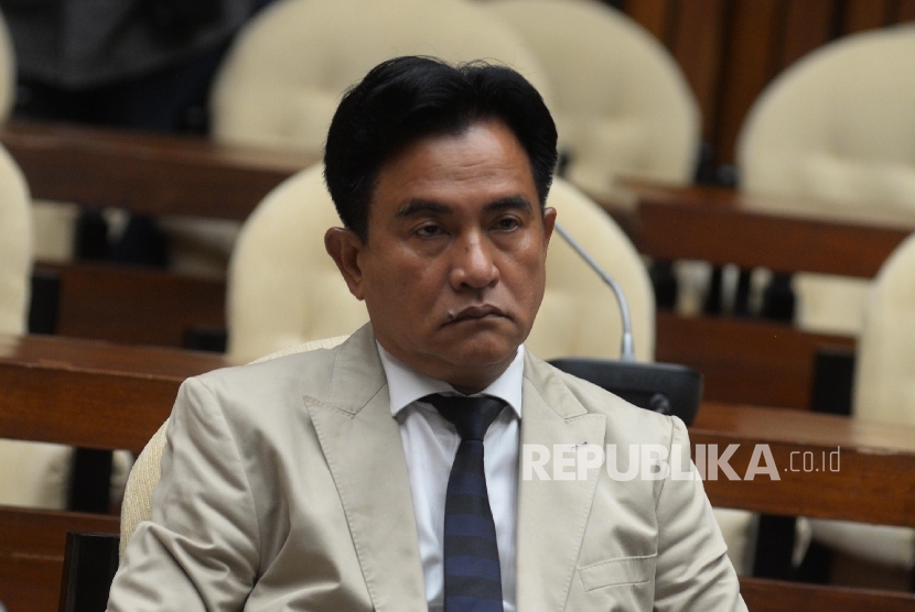 Ketua Pansus Hak Angket KPK Agun Gunandjar Sudarsa (tengah), bersama anggota mendengarkan pendapat dua Pakar Hukum Tata Negara Yusril Ihza Mahendra dan Zain Badjeber saat Rapat Dengar Pendapat Umum (RDPU) di Kompleks Parlemen, Senayan, Jakarta, Senin (10/7)