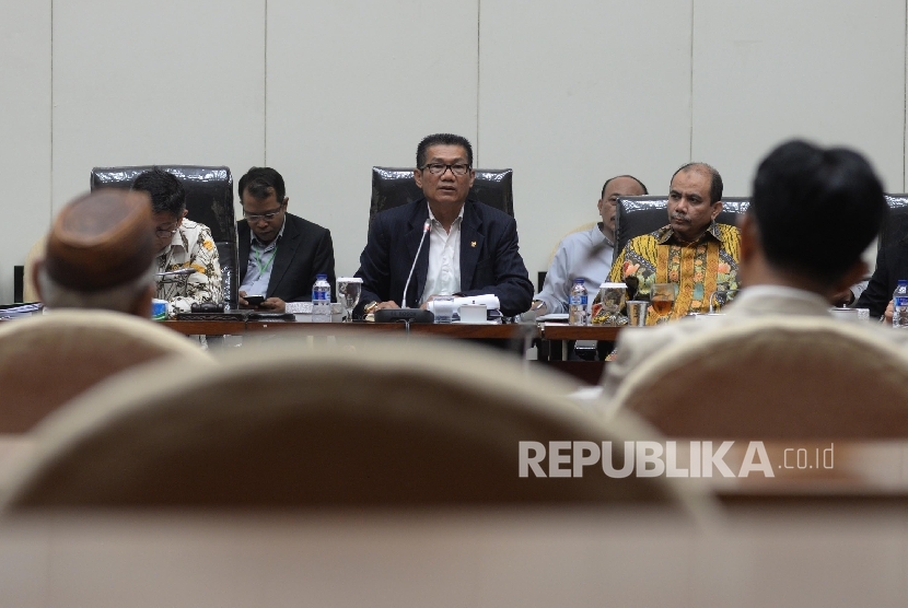 Ketua Pansus Hak Angket KPK Agun Gunandjar Sudarsa (tengah), bersama anggota mendengarkan pendapat dua Pakar Hukum Tata Negara Yusril Ihza Mahendra dan Zain Badjeber saat Rapat Dengar Pendapat Umum (RDPU) di Kompleks Parlemen, Senayan, Jakarta, Senin (10/7)