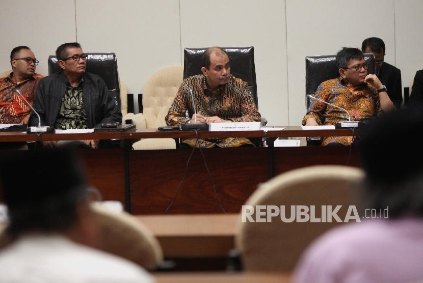 Ketua Pansus Hak Angket KPK Agun Gunandjar, Wakil Ketua Pansus Angket KPK, Dossy Iskandar,dan Taufiqulhadi (dari kiri) saat memimpin rapat panitia khusus angket KPK di Kompleks Parlemen,Jakarta, Senin (19/6). 