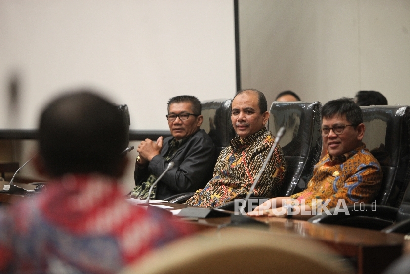 Ketua Pansus Hak Angket KPK Agun Gunandjar, Wakil Ketua Pansus Angket KPK, Dossy Iskandar,dan Taufiqulhadi (dari kiri) saat memimpin rapat panitia khusus angket KPK di Kompleks Parlemen,Jakarta, Senin (19/6).