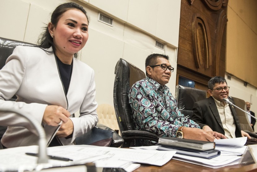 Ketua Pansus panitia Angket KPK Agun Gunandjar (tengah) berbincang dengan Wakil Ketua Risa Mariska (kiri) dan Wakil Ketua Taufiqulhadi (kanan) sebelum rapat perdana Pansus Angket KPK di kompleks Parlemen, Senayan, Jakarta, Kamis (8/6).