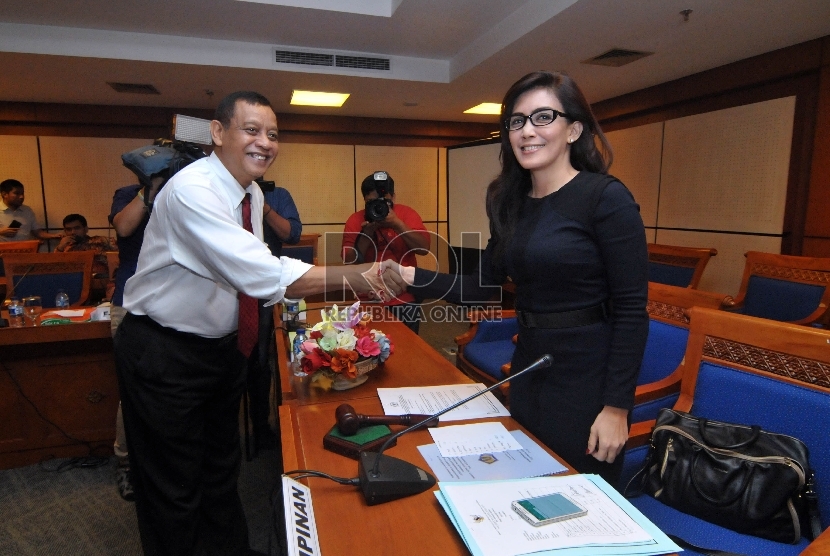 Ketua Pansus Pelindo II Rieke Diah Pitaloka bersalaman dengan Direktur Jenderal (Dirjen) Pajak Sigit Priadi Pramudito jelang rapat Pansus Pelindo di Kompleks Parlemen, Jakarta, Senin (16/11). 