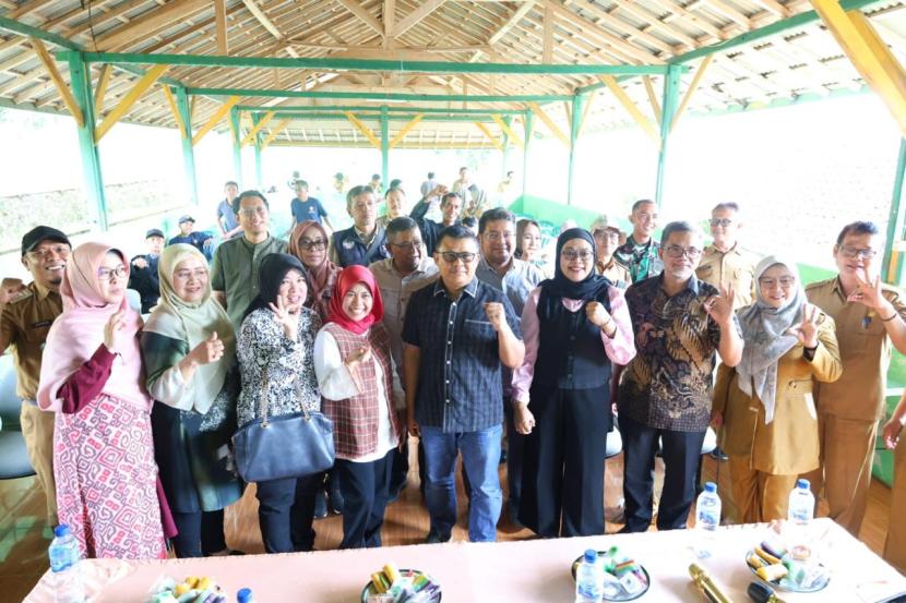 Ketua Pansus V DPRD Provinsi Jawa Barat, Asep Suherman saat Pansus V melakukan kunjungannya di kawasan pertanian organik di Dusun Cilumping Desa Cikurubuk, Kabupaten Sumedang, Senin, (10/6/2024).