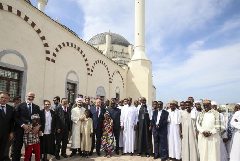 Ketua parlemen Turki Mustafa Sentop menghadiri upacara pembukaan masjid terbesar di Djibouti, Masjid Abdulhamid Han II, Jumat (29/11).