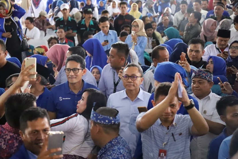 Ketua Partai Amanat Nasional Zulkifli Hasan bersama calon Wakil Presiden Sandiaga Uno