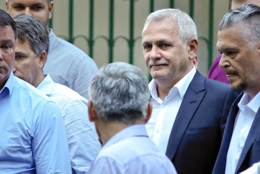 Ketua partai berkuasa Rumania Social Democratic (PSD), Liviu Dragnea dipenjara karena korupsi. Foto diambil Ahad (26/5) saat dia memberi suaranya di pemilihan parlemen Eropa di Bukares, Rumania.