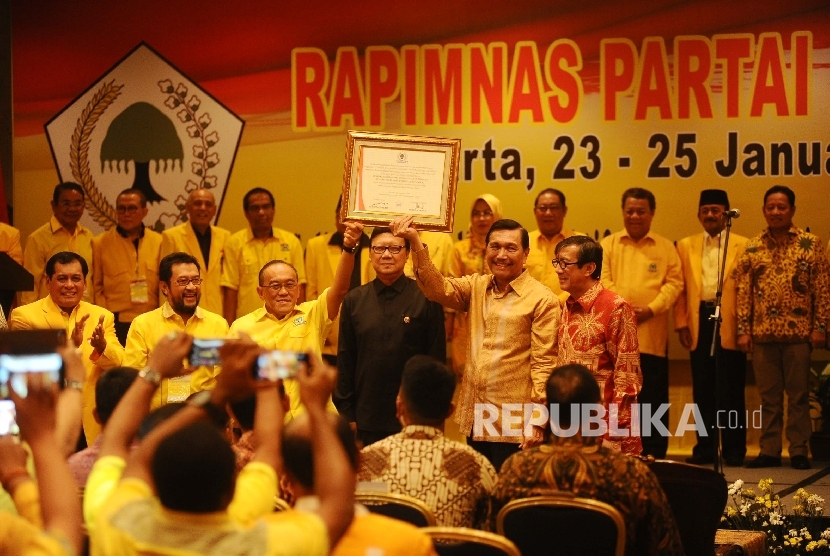 Ketua Partai Golkar Aburizal Bakrie (ketiga kiri), Menkopolhukam Luhut Panjaitan (kedua kanan), Mendagri Tjahyo Kumolo (ketiga kanan), Menkumham Yasona Laoly (kanan) memberikan hasil deklarasi Rapimnas Partai Golkar di Jakarta, Senin (25/1)malam.