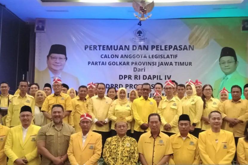 Ketua Partai Golkar Jatim M. Sarmuji (tengah) berfoto bersama dengan para caleg DPRD Jember di salah satu hotel di Jember, Sabtu (26/8/2023).