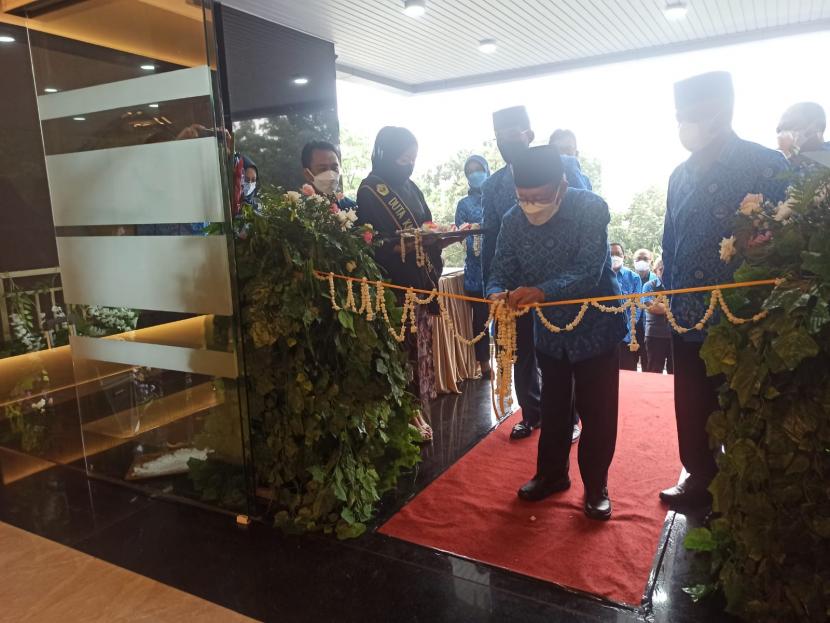 Ketua PB Paguyuban Pasundan, Prof Dr. H.M Didi Turmudzi M.Si,   meresmikan  gedung rektorat baru di Kampus Unpas Jalan Taman Sari No 4 Kota Bandung pada Senin (20/12).