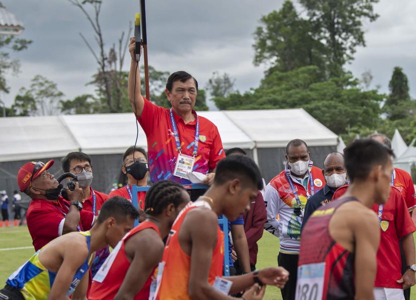 Ketua PB PASI Luhut Binsar Pandjaitan memberikan tembakan tanda dimulainya babak final nomor lari 5.000 meter putra cabang atletik PON Papua di Stadion Atletik Mimika Sport Center, Kabupaten Mimika, Papua, Selasa (5/10/2021). Dalam pertandingan final itu, pelari Jawa Barat Agus Prayogo meraih medali emas, sementara pelari Jabar lainnya Pandu Sukarya meraih medali perak dan pelari Bangka Belitung Robi Sianturi meraih medali perunggu. 