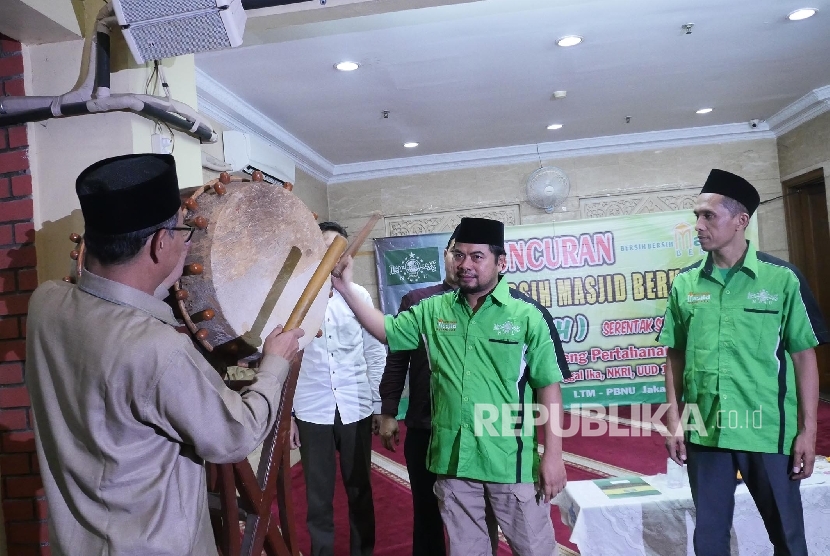 Ketua PBNU Bidang Dakwah dan Masjid Abdul Manan A Ghani (kiri) bersama Wakil Sekretaris LTM PBNU Ali Sobirin Al-Muannatsy (kedua kiri) memukul bedug sebagai tanda peresmian Peluncuran Bersih-bersih Masjid Berkah di Jakarta, Kamis (18/5).