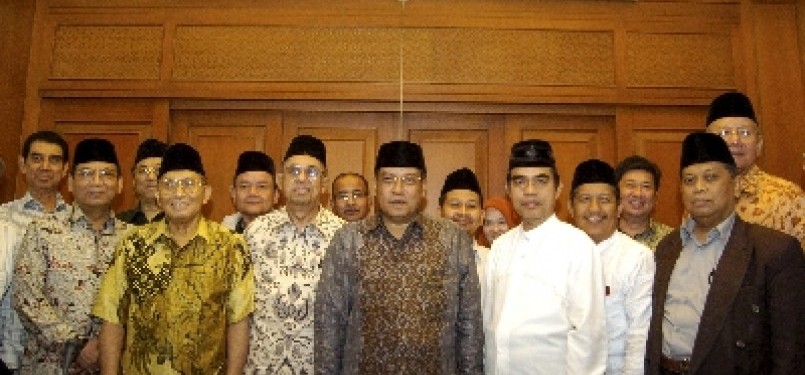 Ketua PBNU KH Said Agil Siradj (tengah) bersama  14 pimpinan ormas Islam se-Indonesia dalam deklarasi Forum Persahabatan Umat Islam. 