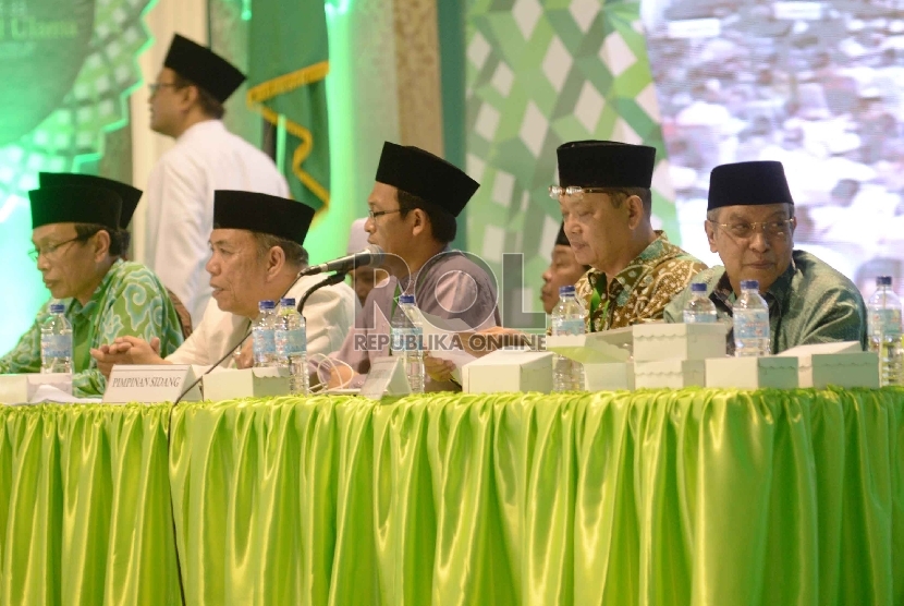 Ketua PBNU Said Aqil Siradj (kanan), dan pimpinan sidang mengikuti sidang pleno III di alun-alun Jombang, Jatim, Rabu (5/8).