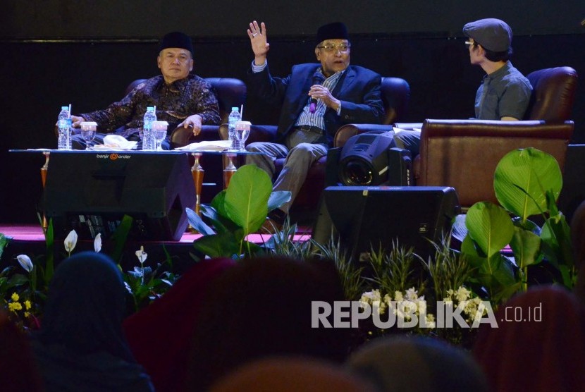Ketua PBNU Said Aqil Siraj (tengah) dan Ketua PP Muhammadiyah Prof Dadang Kahmad (kiri) hadir pada acara Puncak Milad Pusdai Jabar bertajuk Ngaji Untuk Bangsa, di Aula Pusdai Jabar, Kota Bandung, Selasa (7/1).