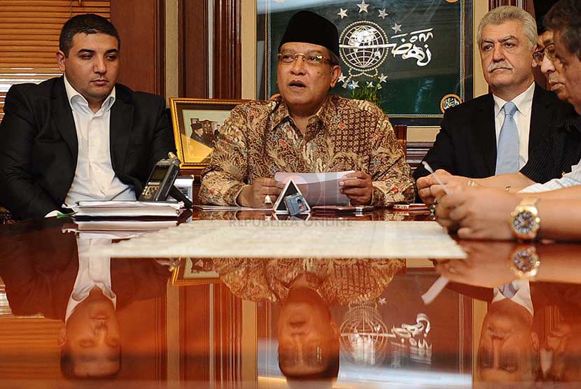 Ketua PBNU Said Aqil Siraj (tengah), Dubes Azerbaizan Tamerlan Karayev (kanan) berbicara saat konfrensi pers di kantor PBNU, Jakarta, Senin (24/2).