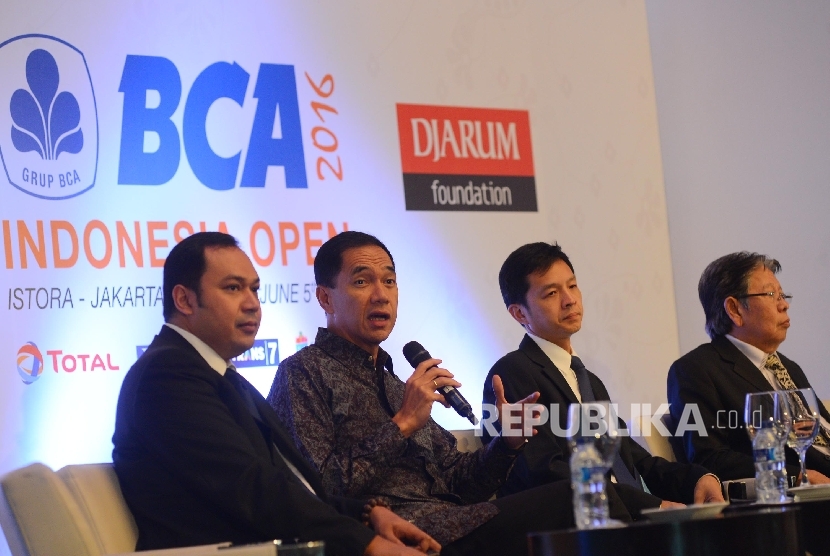 Ketua PBSI Gita Wirjawan (kedua kiri) bersama Direktur Bank BCA Armand W. Hartono (kedua kanan), Perwakilan Djarum Foundation Yan Haryadi (kanan) memberikan keterangan jelang pelaksanaan Kejuaraan BCA Indonesia Open Super Series Premier 2016 di Jakarta, Ra