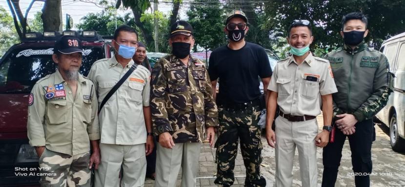 Ketua PC PPM Kota Bogor, Sapta Bela Alfaraby, bersama jajaran pengurus menggelar aksi kemanusiaan sebagai respon persebaran virus corona di Kota Bogor pada Ahad (12/4).