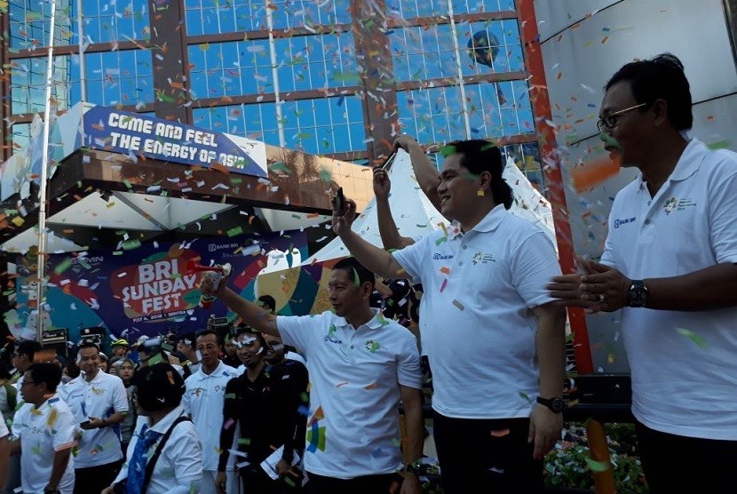Ketua Pelaksana Asian Games 2018 Erick Thohir (tengah) melepas 1.000 pelari dalam acara BRI Sunday Fest Road to Asian Games 2018 di Halaman Sentra BRI Jakarta, Ahad (6/5).