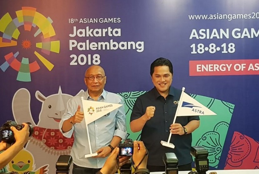 Ketua Pelaksana Asian Games Erick Thohir (kanan) bersama chief corporate social affair Astra International Pongki Pamungkas