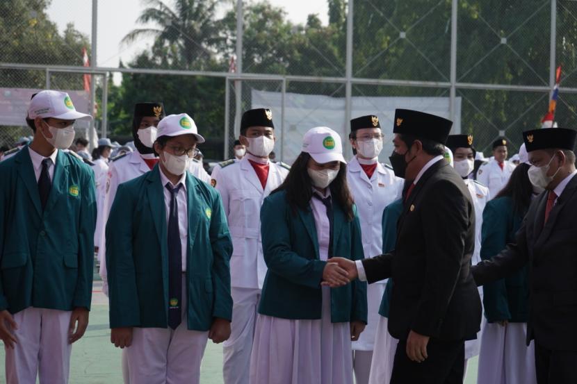 Ketua Pelaksana Harian (KPH) Sekolah Bakti Mulya 400, Dr Sutrisno Muslimin MSi  memberikan ucapan selamat kepada siswa Sekolah BM 400 pada acara peringatan HUT ke-77 RI sekaligus inagurasi siswa baru, Rabu (17/8/2022).