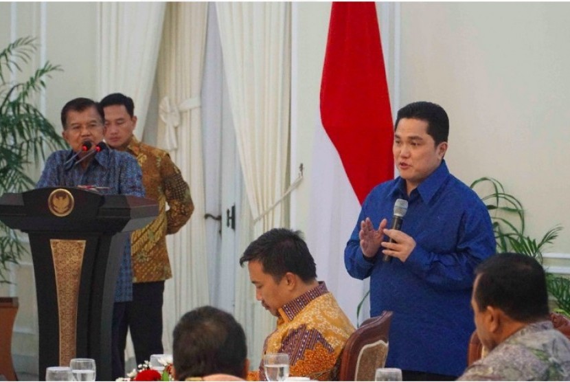 Ketua Pelaksana INASGOC Erick Thohir berbicara di acara dialog dengan induk-induk organisasi olahraga (PB) disaksikan Wapres Jusuf Kalla di Istana Wapres, Rabu (10/5).