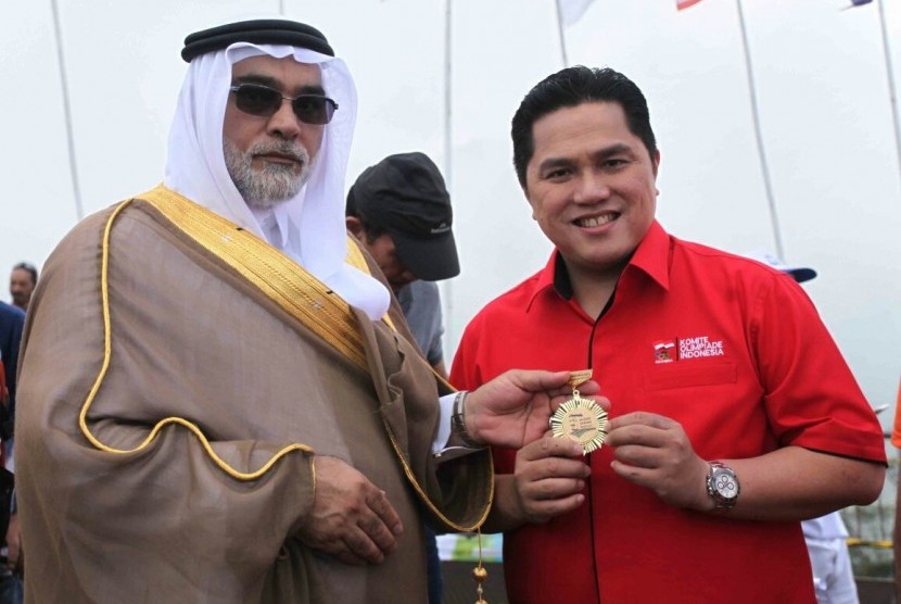  Ketua Pelaksana INASGOC, Erick Thohir (kanan) saat menerima penghargaan dari Kerajaan Arab Saudi yang diserahkan Duta Besar Kerajaan Arab Saudi untuk Indonesia, Osama Al Syuhaiby, Ahad (13/8) di Gunung Mas, Puncak, Jawa Barat.