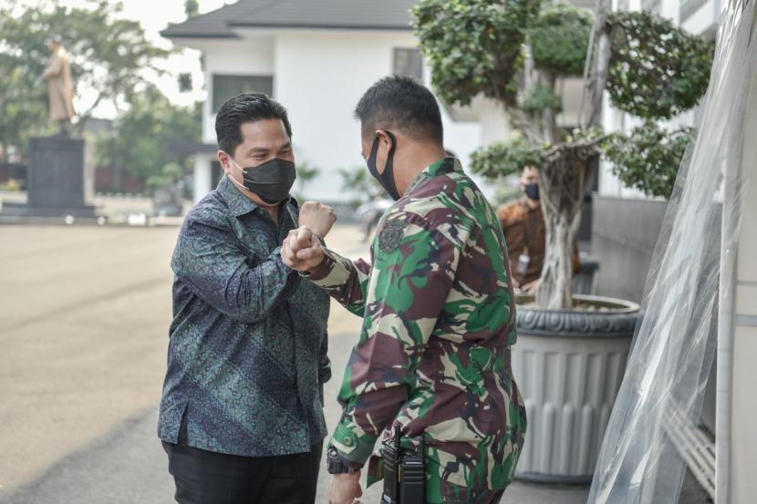 Menteri BUMN Erick Thohir bersama Kepala Staf Angkatan Darat (KSAD) Jenderal Andika Perkasa di Markas Besar AD (Mabesad), Jalan Medan Merdeka Utara, Jakarta Pusat, Jumat (7/8).