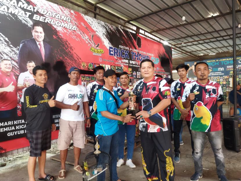 Ketua Pelaksana Lomba Burung Kicau Erick Thohir Cup, Hendra Susanto menyerahkan hadiah kepada pemenang Erick Thohir Cup, Sabtu (12/8/2023).