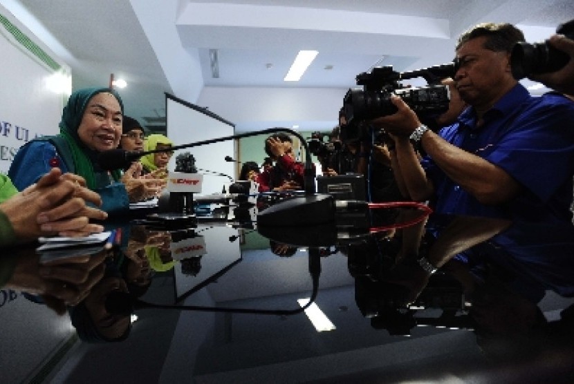 Ketua pelaksana Muslimah Indonesia Tuti Alawiyah (kiri) berbicara saat konfrensi pers pelaksanaan Kongres Muslimah Indonesia di Jakarta, Kamis (6/3). 32 Ormas muslimah di Indonesia akan menggelar kongres pada 7-9 Maret di Kopo, Puncak, Jawa Barat. Kongres 