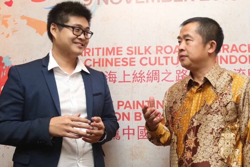 Ketua pelaksana pameran lukisan dan kaligrafi Cina Bauing Indonesia, Jefry Teguh (kiri) sedang berbincang jelang persiapan pameran kaligrafi dan lukisan Cina