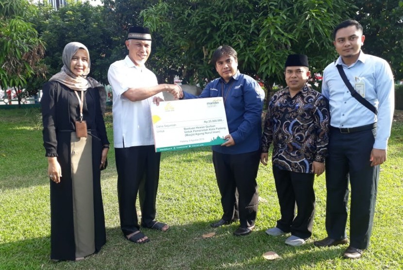 Ketua Pembina Masjid Agung Nurul Iman Padang, yang juga  Walikota Padang,  Mahyeldi Ansharullah (kedua dari kiri) menerima kurban dari yang diserahkan perwakilan Bank Syariah Mandiri (BSM) Kota Padang.