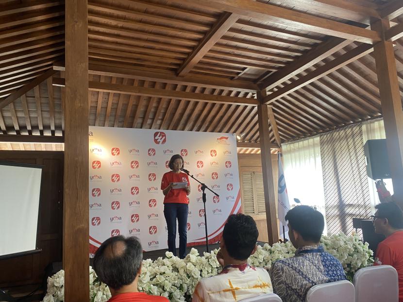 Ketua Pembina Yayasan Dharma Bakti Astra (YDBA) Gita Tiffani Boer memberikan sambutan pada acara HUT ke-44 YDBA di Wiroto Craft, Bantul, Kamis (2/5/2024).