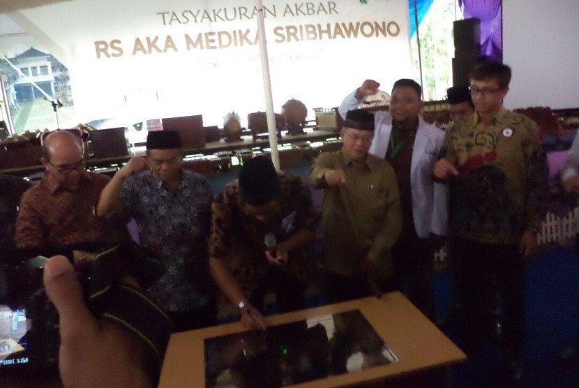 Ketua Pembina Yayasan Dompet Dhuafa, Parni Hadi (tengah), menandatangani prasasti tanda beroperasinya RS AKA Medika Sribhawono di Kabupaten Lampung Timur, Lampung, Sabtu (21/1).