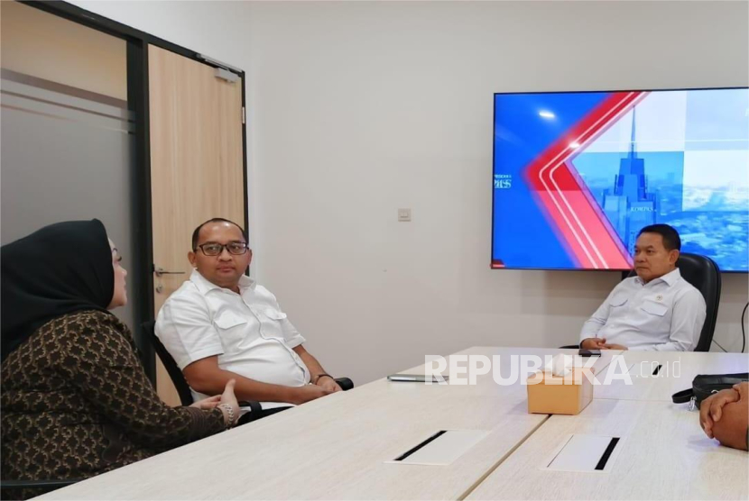 Ketua Pembina Yayasan Salman Peduli Berkarya Heikal Safar berkonsultasi program MBG kepada Penasihat Khusus Presiden Bidang Pertahanan Nasional Jenderal TNI (Purn) H Dudung Abdurachman.