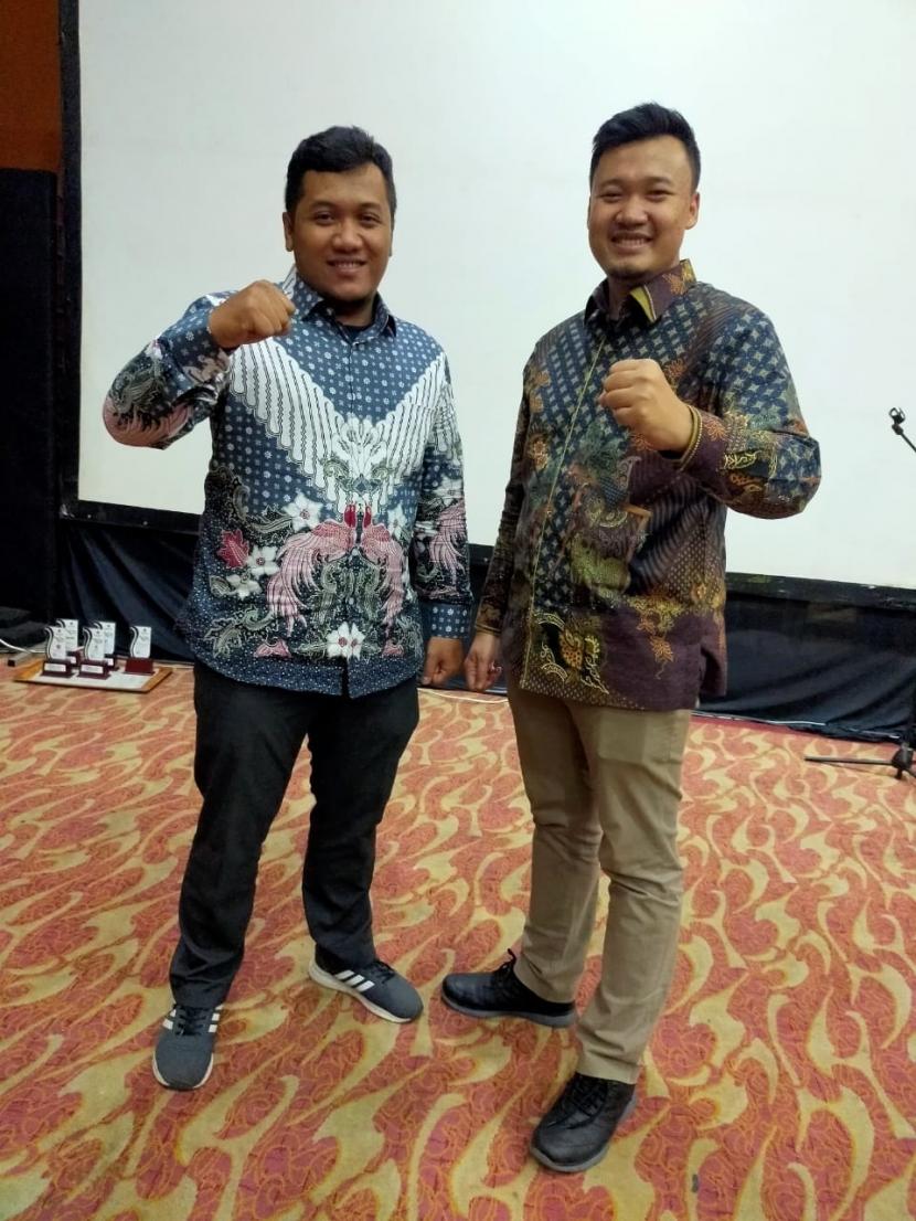 Ketua Pemuda Persatuan Islam (Persis) Farhan Fuadi Rahman (kiri) berdama calon ketua DPD KNPI Kota Bandung Edwin Khadafi (kanan). 