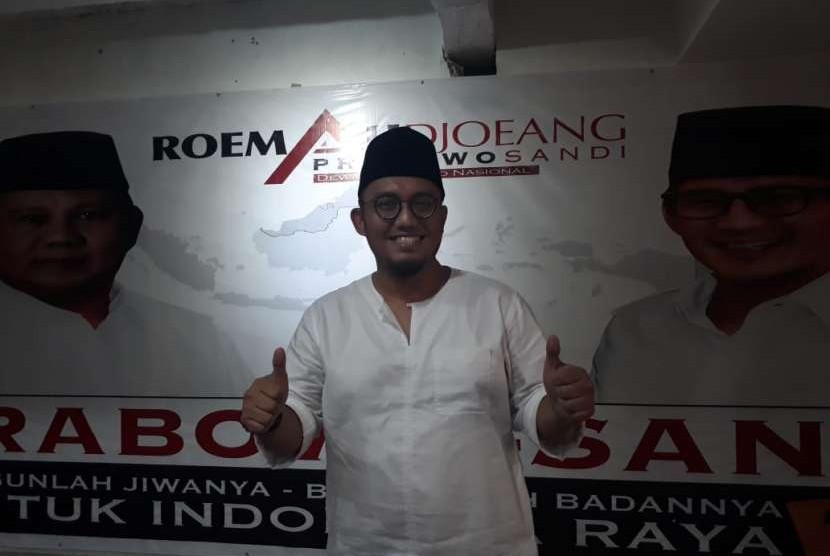 Ketua Pemuda PP Muhammadiyah Dahnil Anzar Simanjuntak tiba di Roemah Djoeang untuk mengikuti deklarasi dukungan kepada pasangan calon Prabowo-Sandiaga, Jumat (21/9).