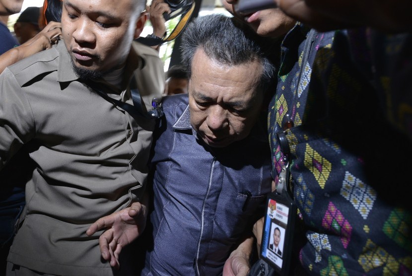 Ketua Pengadilan Negeri Kepahiang, Bengkulu berinisial JP tiba di gedung KPK setelah dipindahkan dari Bengkulu, Jakarta, Selasa (24/5).