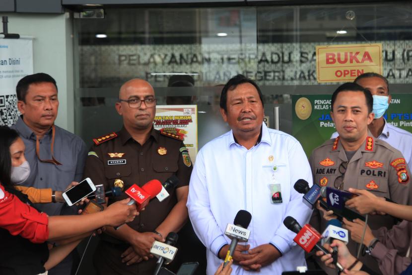 Ketua Pengadilan Negeri (PN) Jakarta Selatan Saut Maruli Tua Pasaribu (kedua kanan), Kepala Kejari Jaksel Syarief Sulaeman Nahdi (kedua kiri).
