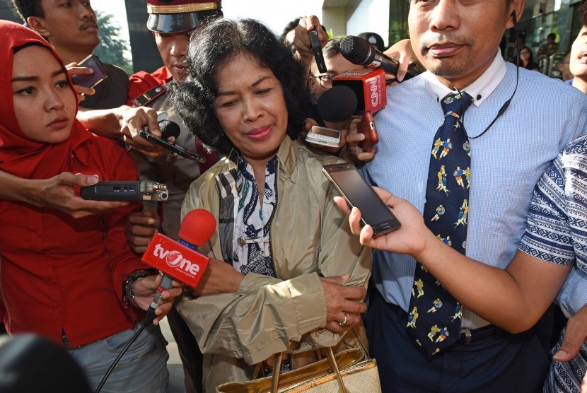 Ketua Pengadilan Negeri Sidoarjo Ifa Sudewi menjawab pertanyaan wartawan usai menjalani pemeriksaan di Gedung KPK Jakarta, Rabu (22/6). 