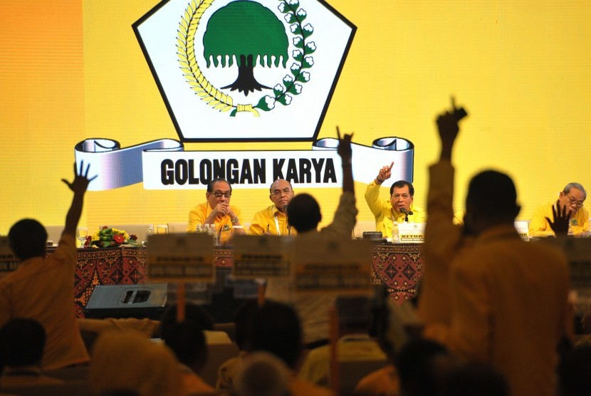 Ketua Pengarah Sidang, Nurdin Halid (ketiga kiri) memberi kesempatan para peserta menyampaikan aspirasinya saat membahas tata tertib pemilihan ketua umum dalam Musyawarah Nasional Luar Biasa (Munaslub) Partai Golkar 2016 di Nusa Dua, Bali, Minggu (15/5).
