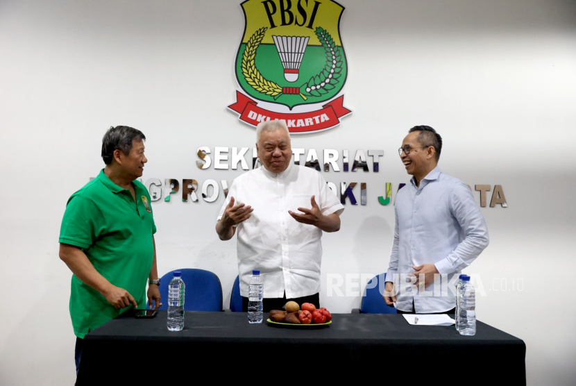 Ketua Pengprov PBSI DKI Jakarta Alex Tirta (tengah) bersama Sekum Pengprov PBSI DKI Jakarta Felix Rissing Rantepadang  (kanan) dan Ketua Panitia Pelaksana Sirkuit Nasional A Bulu Tangkis 2025 Jakarta Kurniahu.