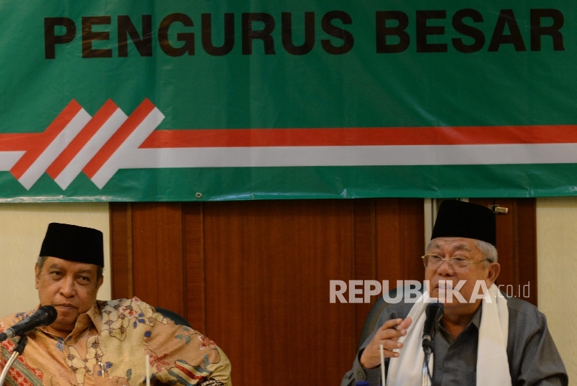   Ketua Pengurus Besar Nahdlatul Ulama (PBNU), Said Aqil Siroj (kiri), bersama Rais 'Aam PBNU KH Maruf Amin menggelar keterangan pers tentang acara Internasional Summit of The Moderat Islamic Leaders (Isomil) dan NU Care di kantor PBNU, Jakarta, Kamis (11/