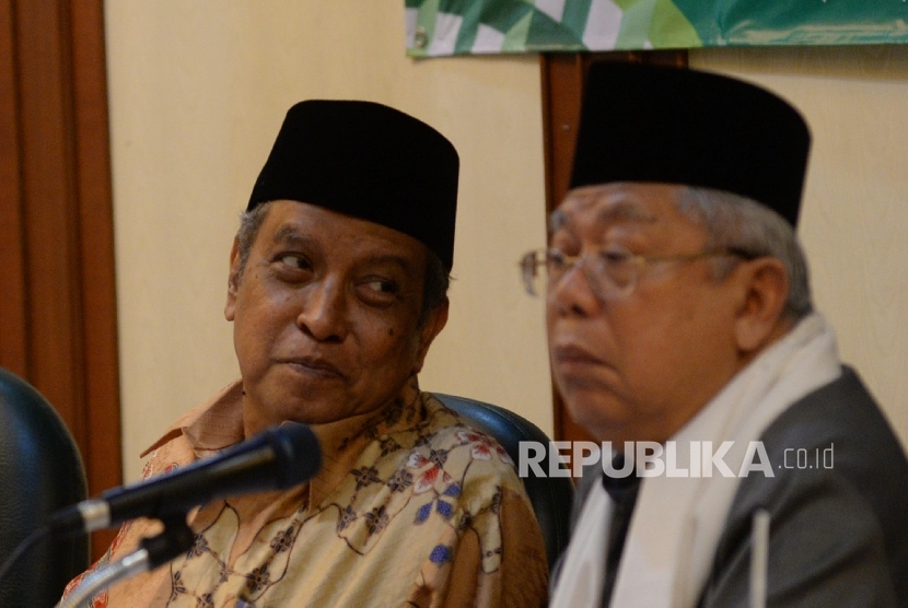  Ketua Pengurus Besar Nahdlatul Ulama (PBNU), Said Aqil Siroj (kiri), bersama Rais 'Aam PBNU KH Maruf Amin menggelar keterangan pers tentang acara Internasional Summit of The Moderat Islamic Leaders (Isomil) dan NU Care di kantor PBNU, Jakarta, Kamis (11/2