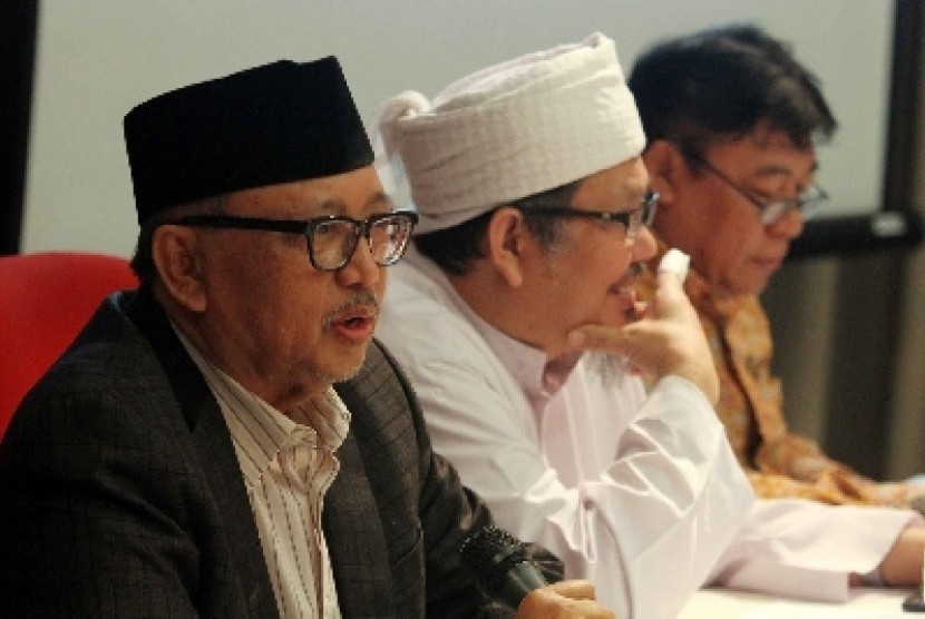 Ketua Pengurus Besar Nahdlatul Ulama (PBNU) Slamet Effendi Yusuf (kiri).