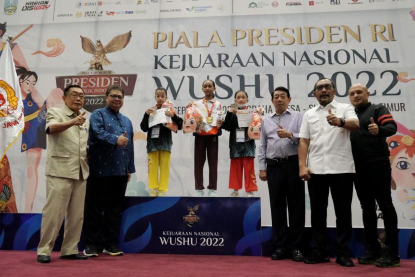 Ketua Pengurus Besar Wushu Indonesia (PB WI), Airlangga Hartarto menyerahkan penghargaan untuk atlet yang berlaga di Kejurnas Wushu Piala Presiden 2022 di Graha Universitas Negeri Surabaya (Unesa), Kota Surabaya, Jawa Timur. 